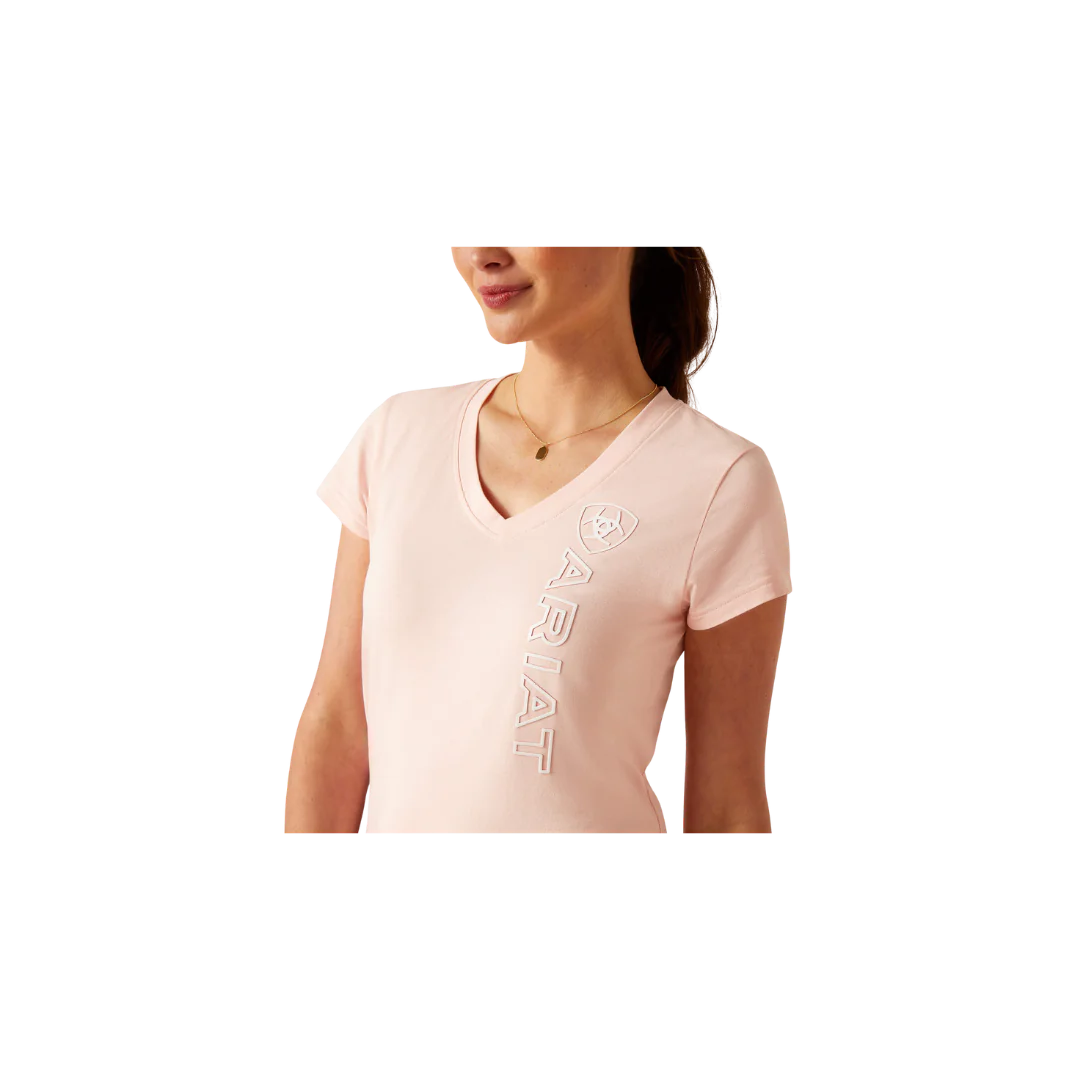 Ariat WMs Vertical Logo V Neck SS T Shirt Blushing Rose Casual Button-Up Short Tee